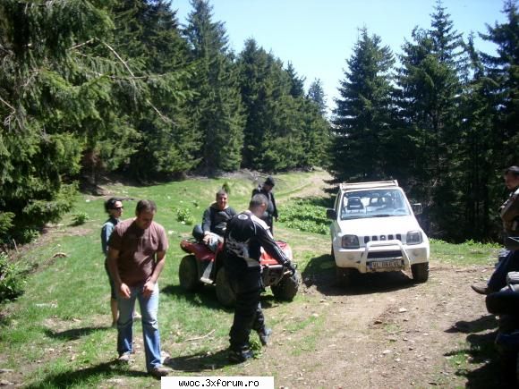 urcat cineva 4x4 folea aproapa golul alpin.