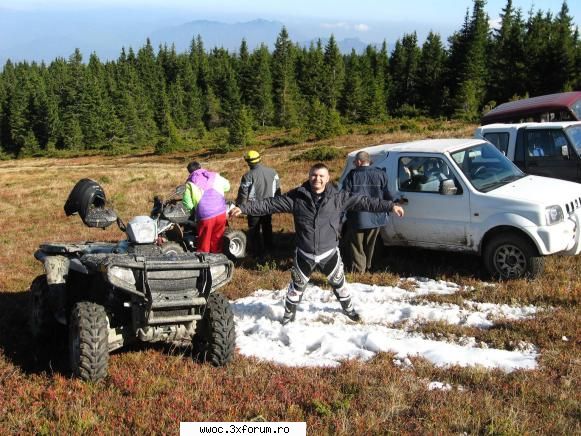 urcat cineva 4x4 folea urme ale primei aflam golul alpin langa cabana.in jurul nostru era superb lan