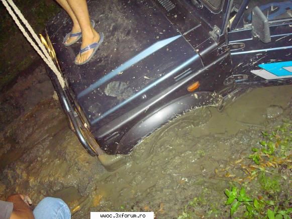 samuraiul nu se lasa mai prejos si...da o bere lui sorin sa-l 4x4 sub clar de luna (spre jgheaburi)
