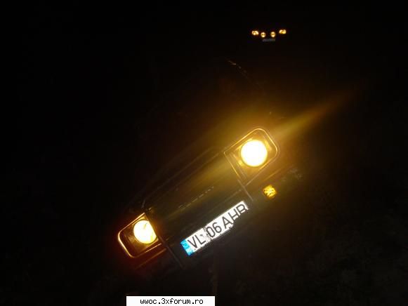 privind masina care se afla pe drum in spare, samuraiul e 4x4 sub clar de luna (spre jgheaburi) -