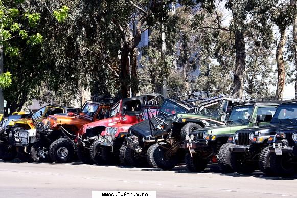 Jeep-uri la parcare - O sa economizam putin de spatiu - Barfe si Bancuri